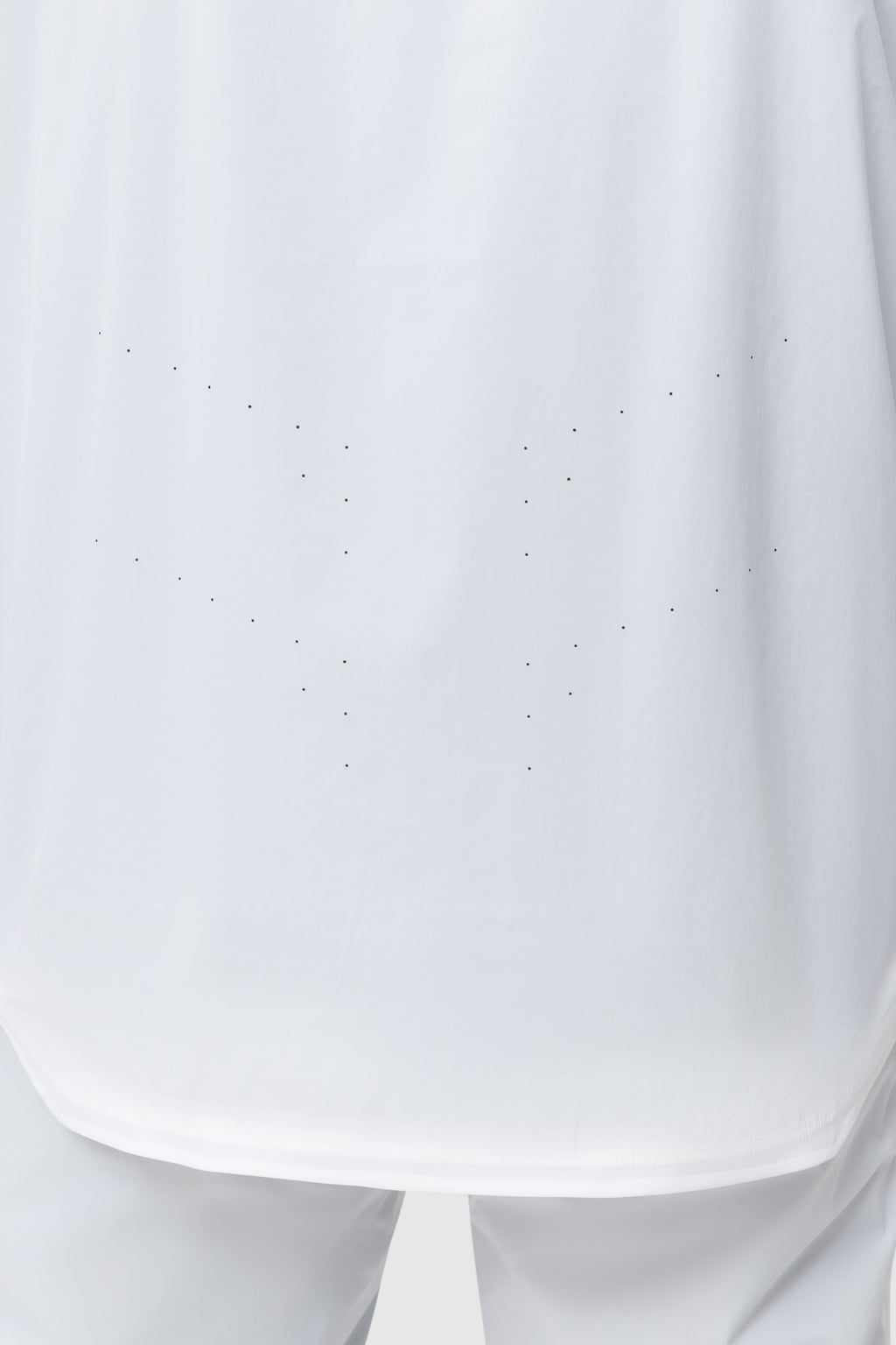 Close-up photo of the Tomahawk Performance Overlayer Anorak's back laser perforation panels for ventilation in the color Overwhite.