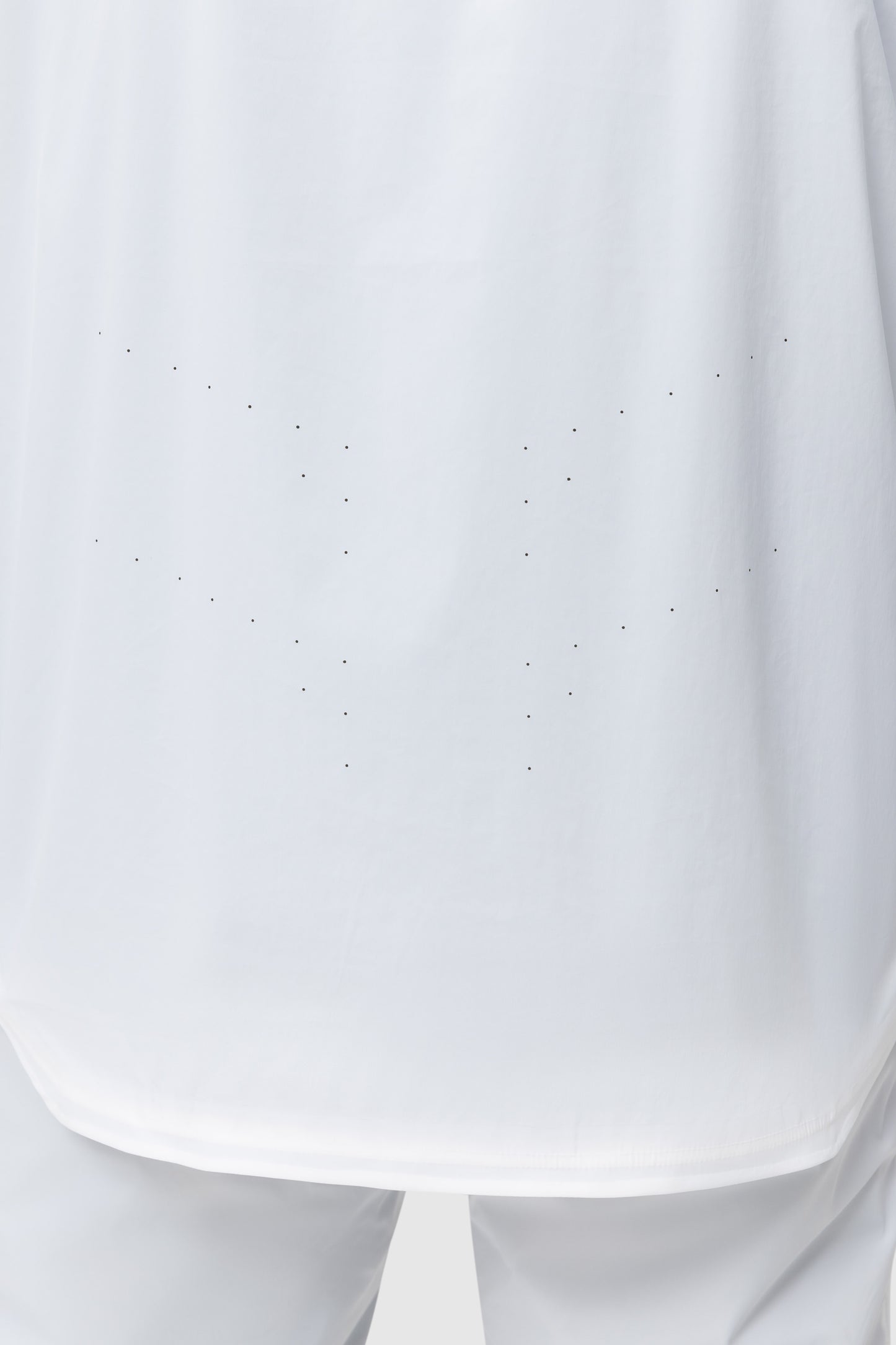 Close-up photo of the Tomahawk Performance Overlayer Anorak's back laser perforation panels for ventilation in the color Overwhite.