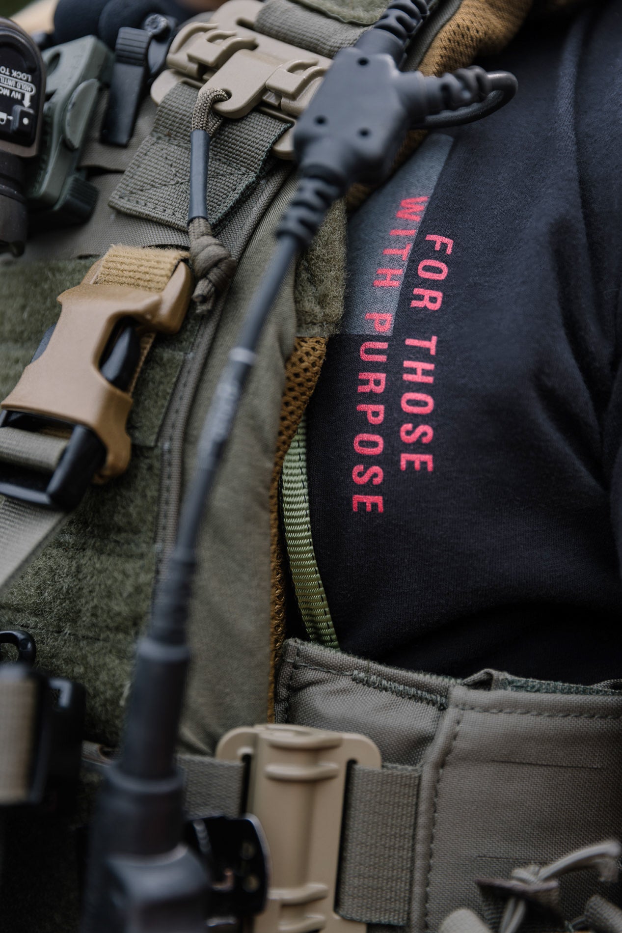 Close-up photo of the Tomahawk Performance FTWP T-Shirt SS in Black worn under a carrier.